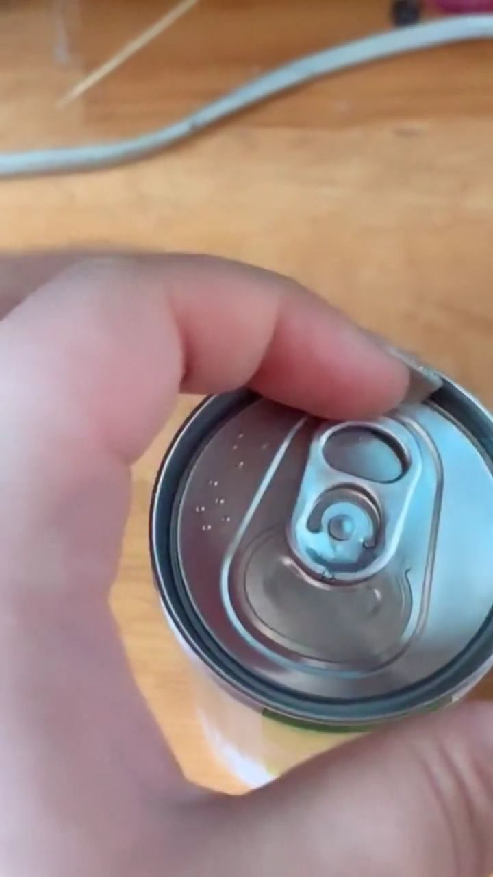 刚做完美甲的小姐姐,开易拉罐瓶盖,这一刻太搞笑了!