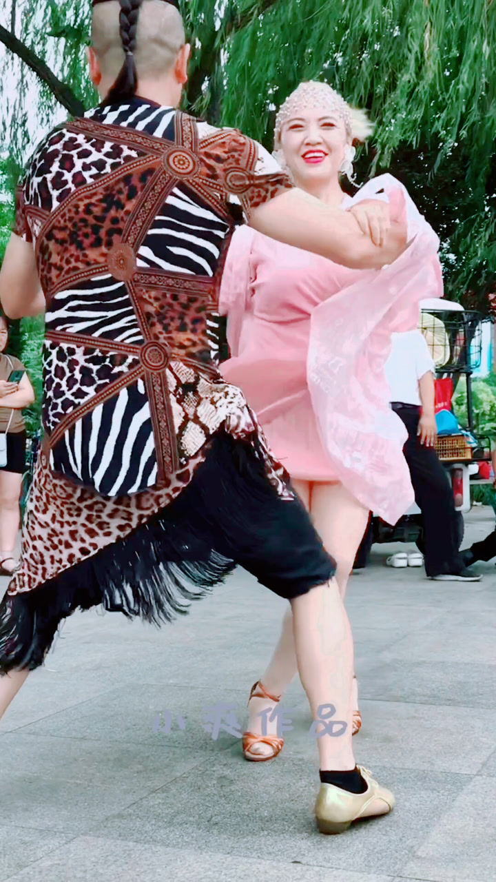 唐山美女秀时尚与小辫子阿连在云天广场