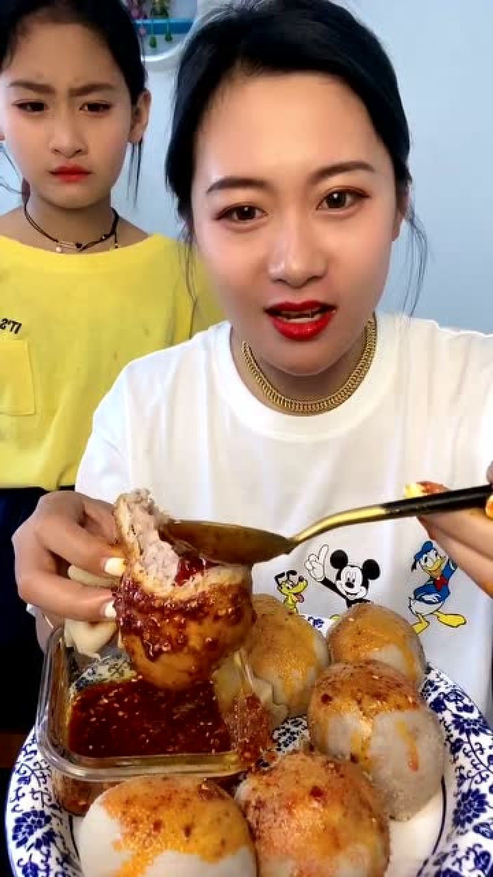 美女吃播吃羊脑,这样吃才够味,味道十分鲜美