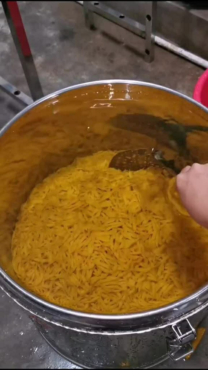 灵山县的槐花蛆最正宗不接受任何反驳你敢吃吗