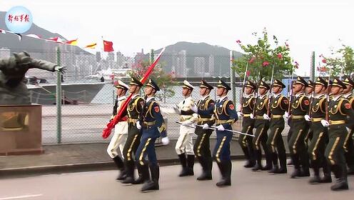 驻香港部队陆海空三军举行升旗仪式