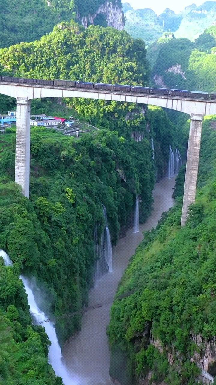 隐藏在贵州大山里的世界第一高铁路桥火车经过必鸣笛周边风景太美了