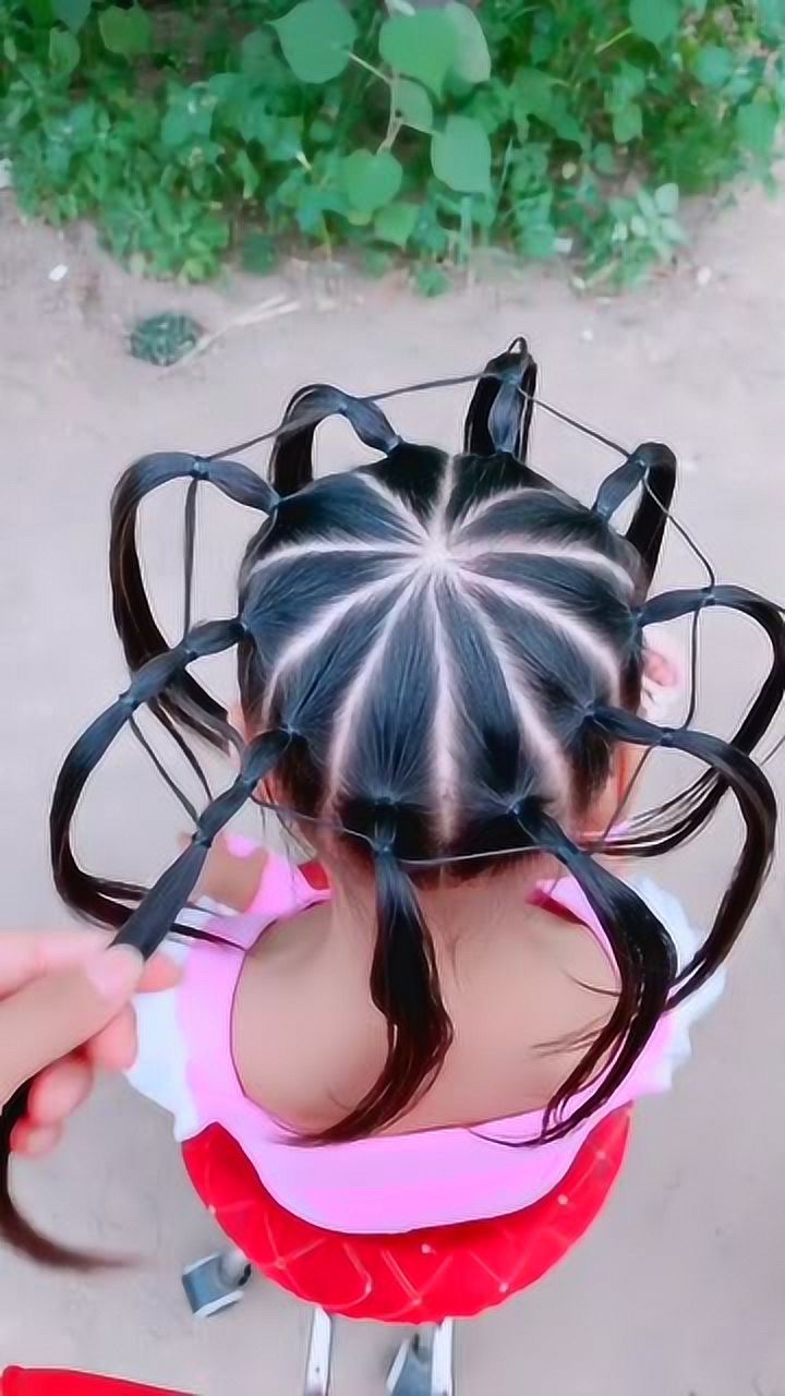 把孩子的头发扎成蜘蛛精发型,这也太个性了,不过我替孩子的头皮感觉到