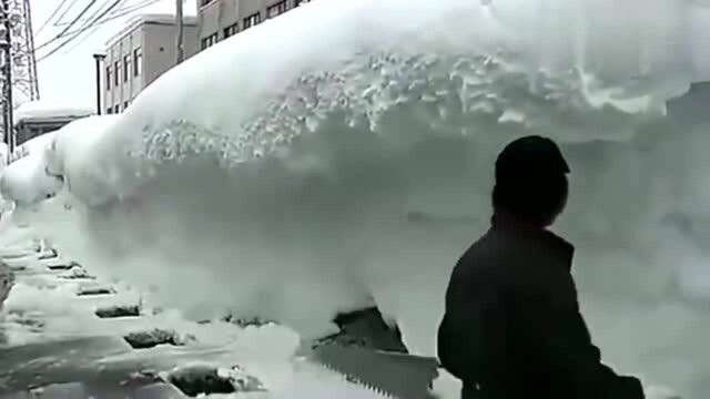 农村人发明的除雪神器,一刀下去就两半,真的省力!