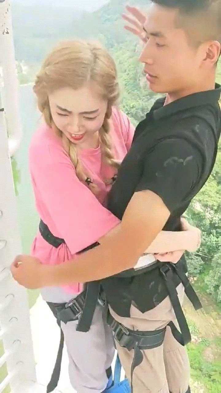 敢蹦极小贾陪你