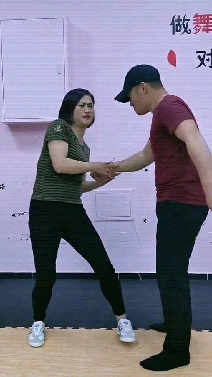 欺负女生反关节擒拿对付你美女这劲头不是一般人有的