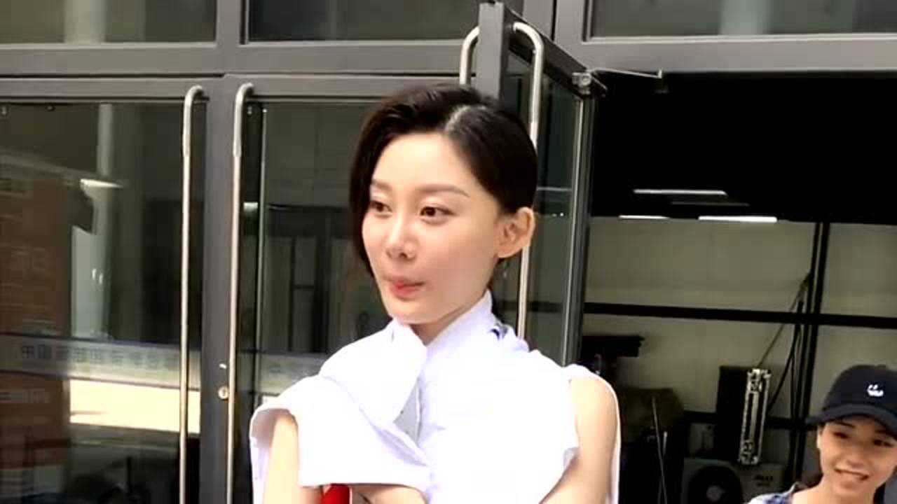 张芮尔是车模,她没有苏宁的美貌也没有李凉凉的人气,不是很出名!