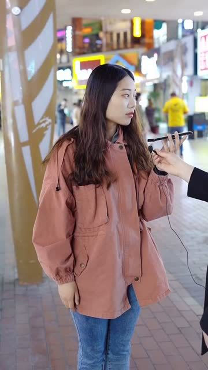 街头采访让女生打电话给前男友说要复合对方的回复亮了