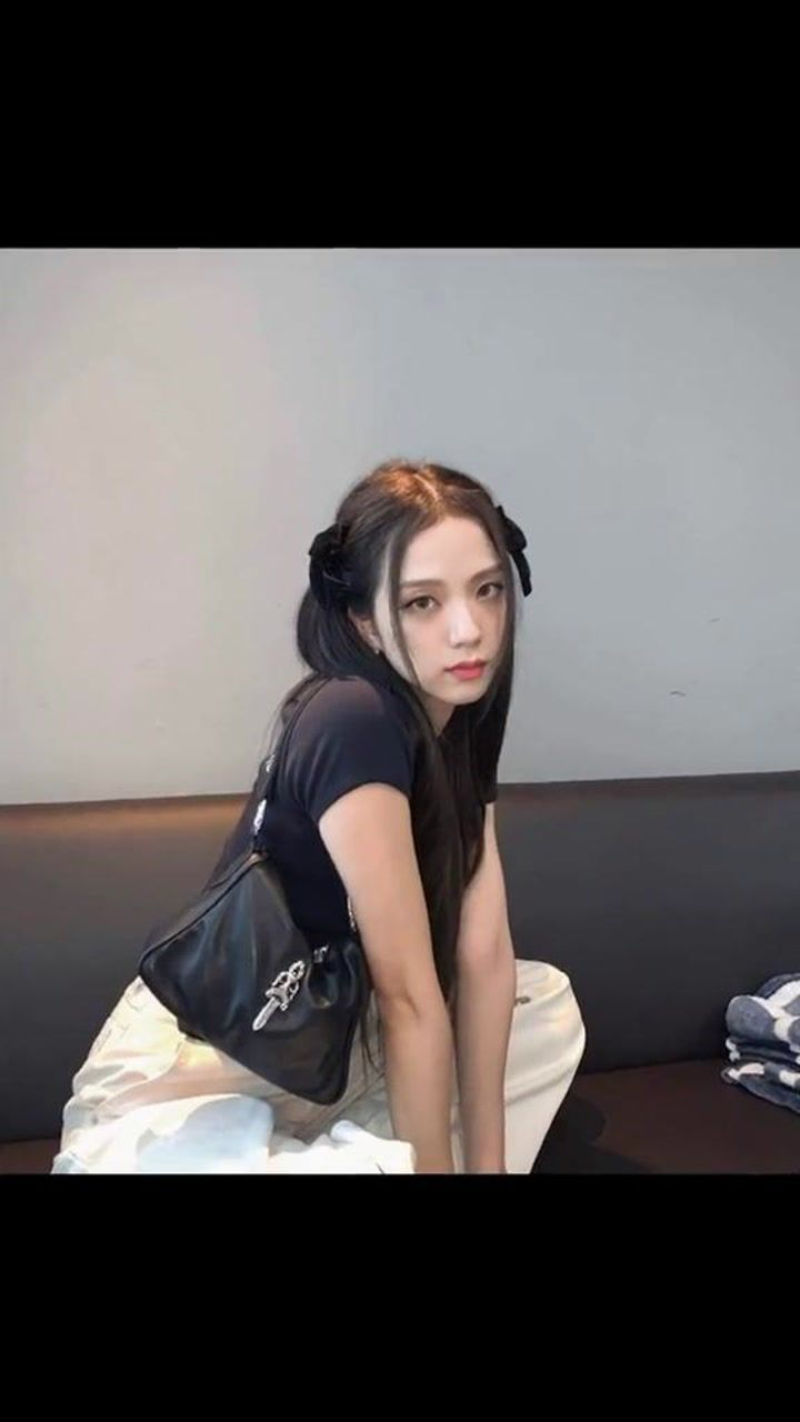金智秀jisoo就爱盘腿坐着哈哈哈