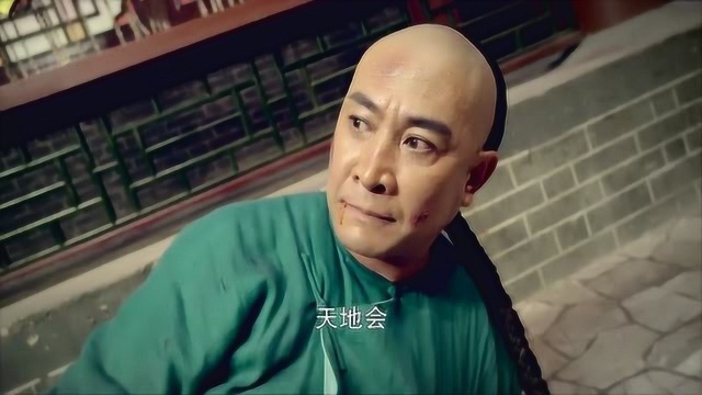 尹小龙身负重伤,还和官兵大打出手,眼看就要被捉了