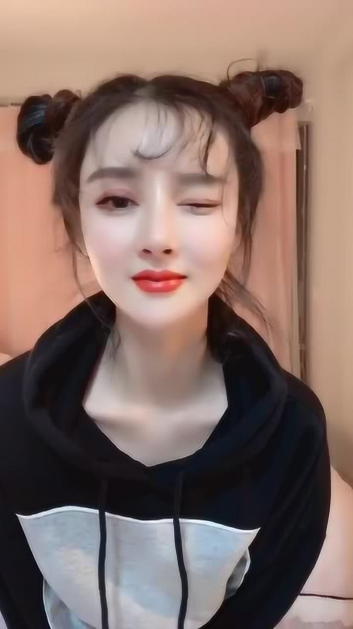 扎两个冲天鬏的小女友,眨眼睛真是萌到我了!