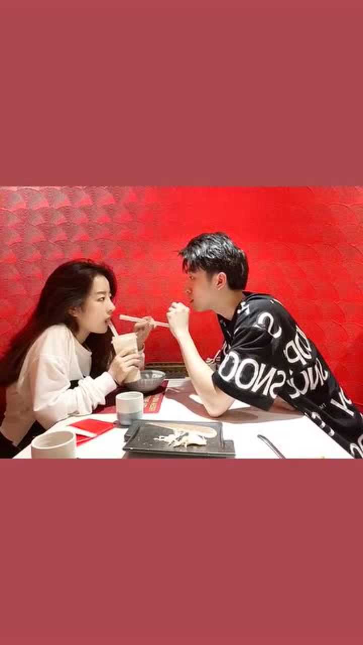 传说中的进口奶茶?情侣二人花式喝奶茶,简直就是明目张胆秀恩爱!