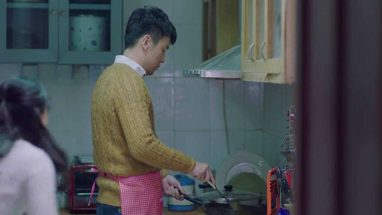 我爱男保姆男友在做饭女友在背后一直抱着他太秀恩爱