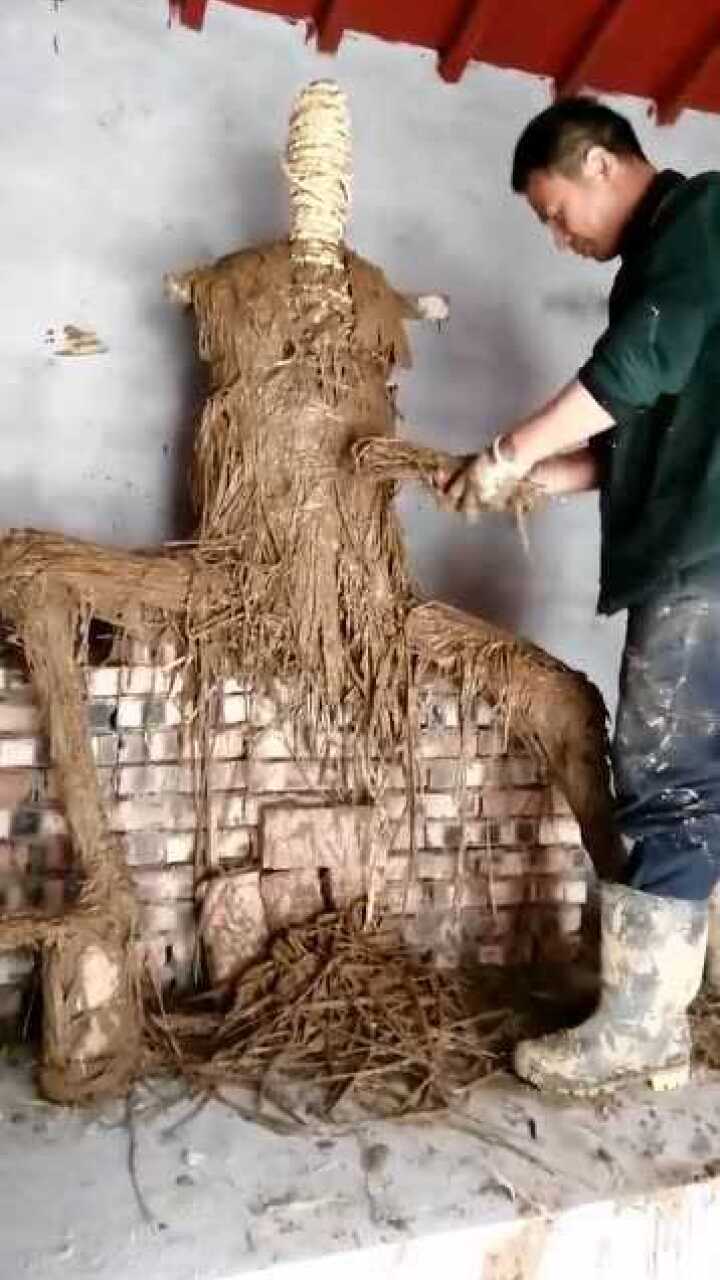 木棍为骨草为筋泥为肉细土为皮看这大马金刀的坐姿想必这是关二爷