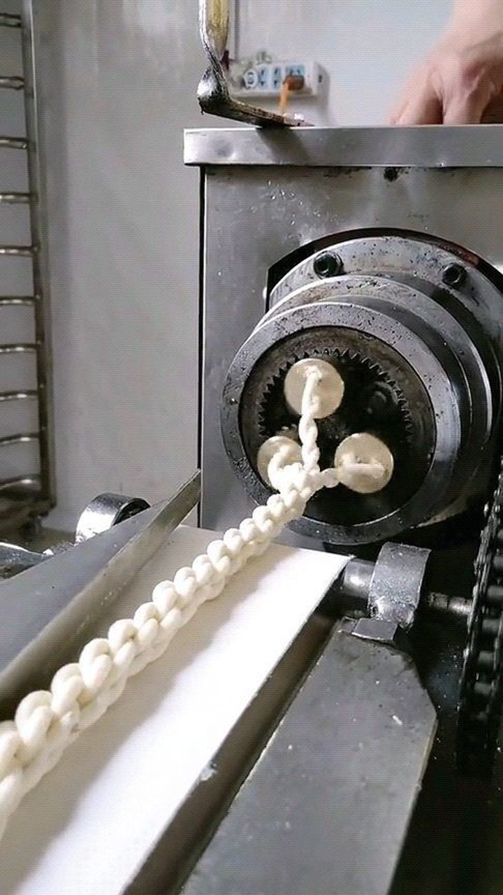 原来一根大麻花是用三根小麻花拧成的绳子也是这样编的吧