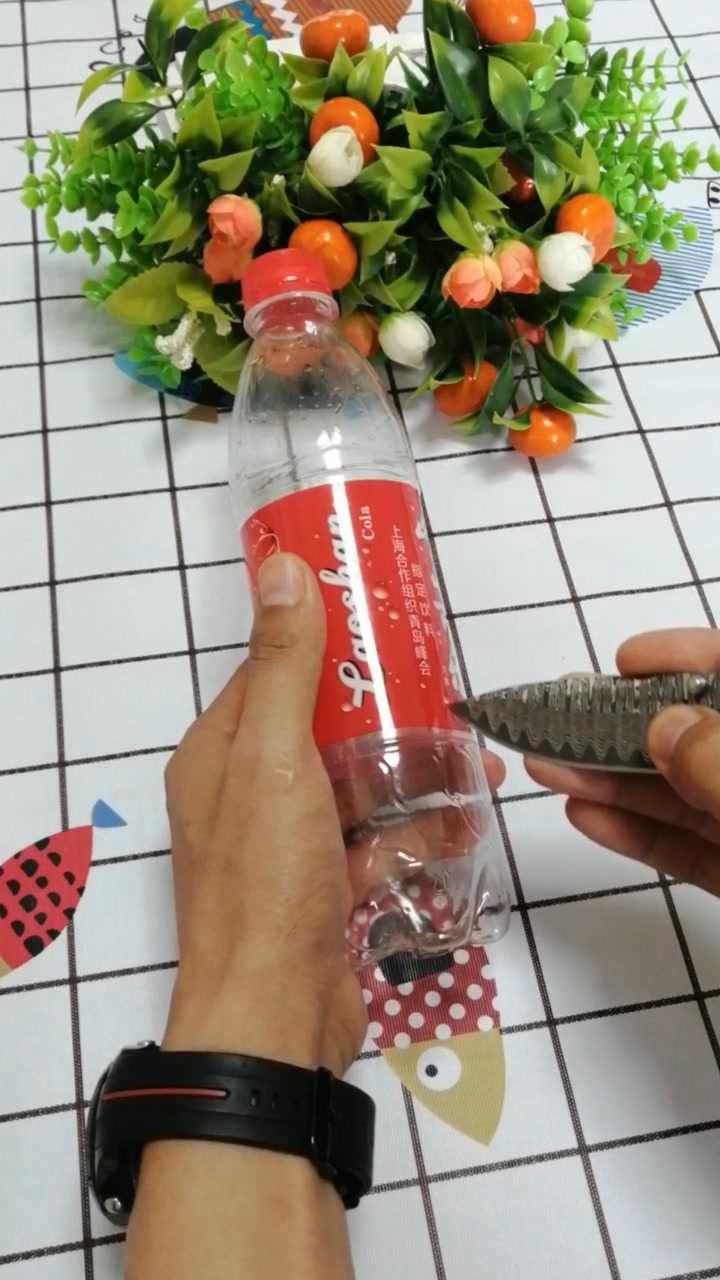 可乐瓶千万别再扔了,做个实用的沥水篮不好吗