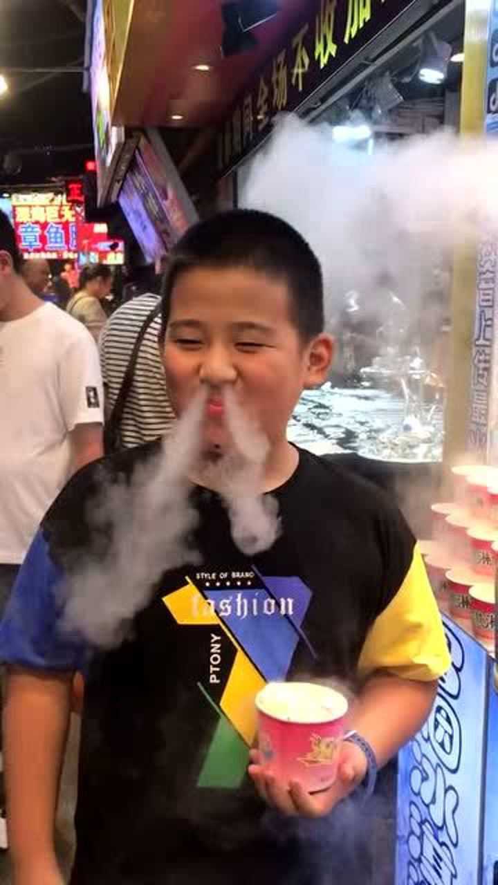 好吃又好玩的冰淇淋孩子吃完一个之后鼻子里都冒烟了