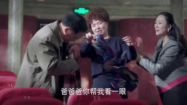 美女第一次放映电影,结果却闹出火灾,这下真闯大祸了