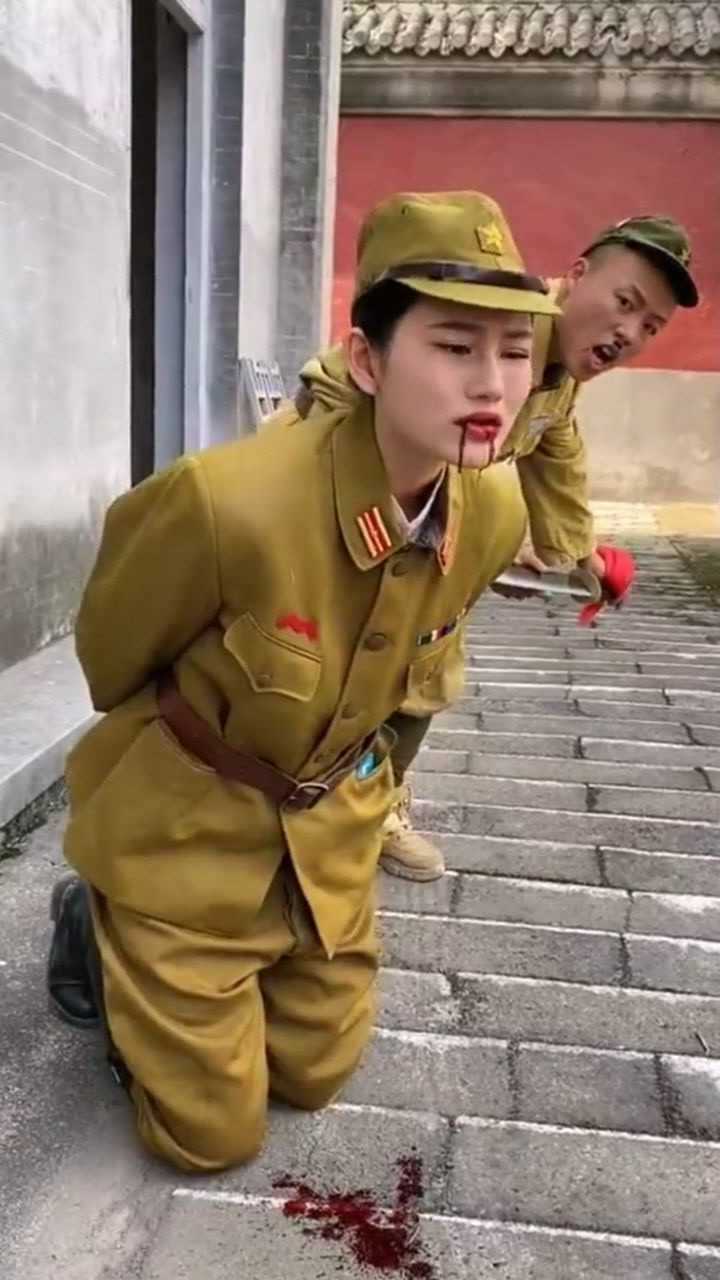 美女演戏表演吐血原来血是用这东西代替长见识了