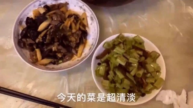 香港人的生活:香港疫情不敢出门,美女用通菜梗也能做美味