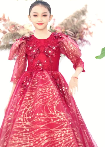 宋小睿t台走秀几步走来步伐轻快真是太漂亮了