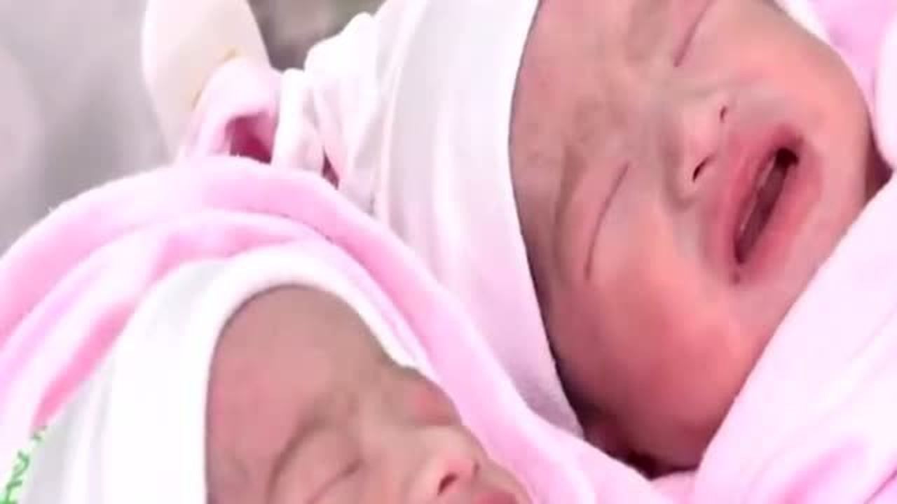 刚出生双胞胎婴儿照片图片