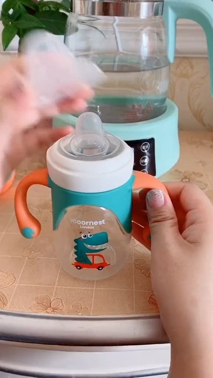 医生建议六个月大的宝宝要用鸭嘴杯喝水这样有助于宝宝更好的长出牙齿