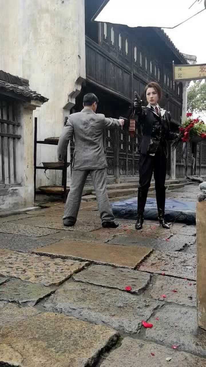 电影拍摄女反派中枪倒下的瞬间太凄美了