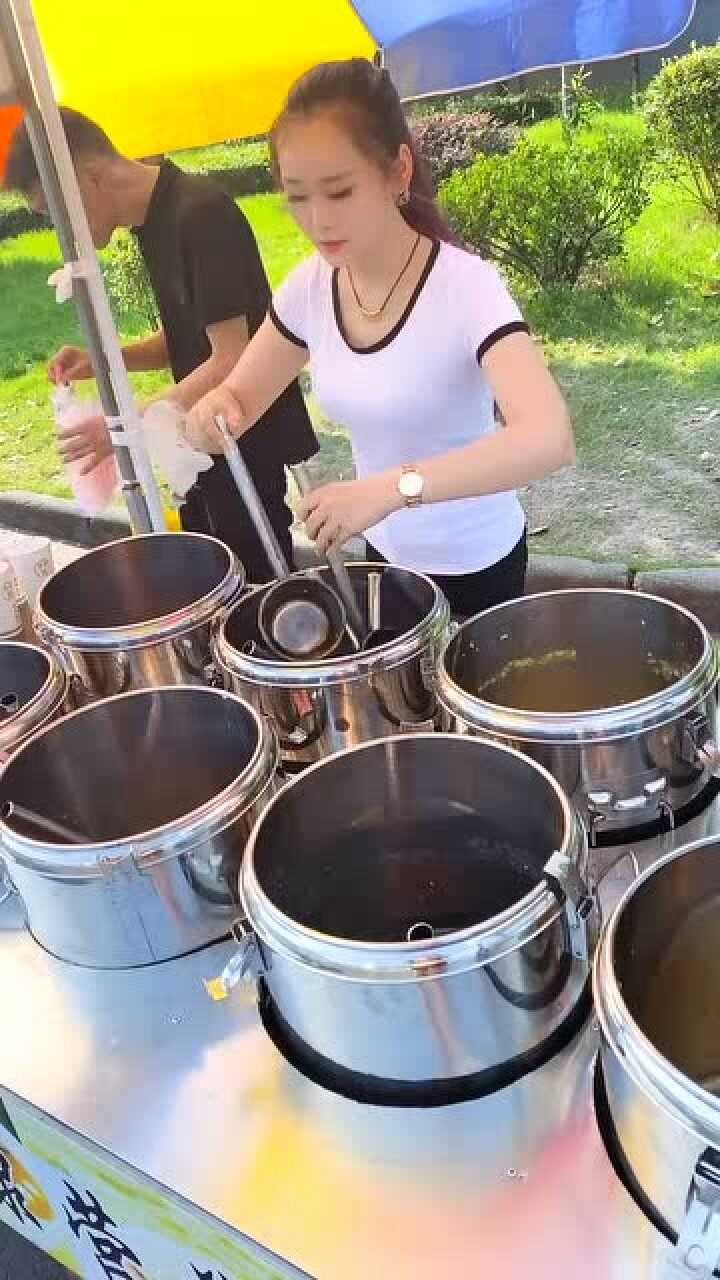 小姐姐街头摆摊卖养生粥不到一个小时就卖光几桶生意真好