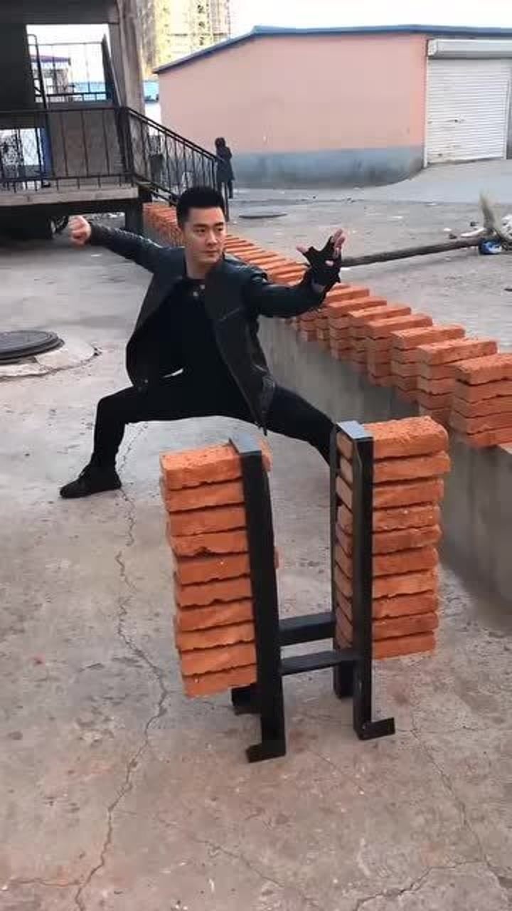 小哥哥这劈砖功夫,隔壁老王都服了,你服不服_腾讯视频