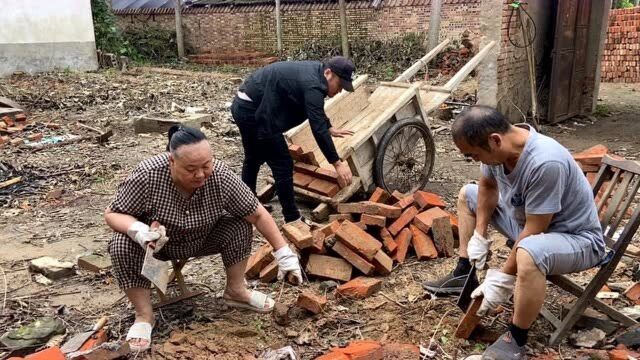 农村大叔在老家,用架子车盘砖,大部分的年轻人都没见过