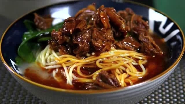 香辣牛肉面的家常做法,肉鲜汤浓,香味十足,再也不用排队买了简单又健康