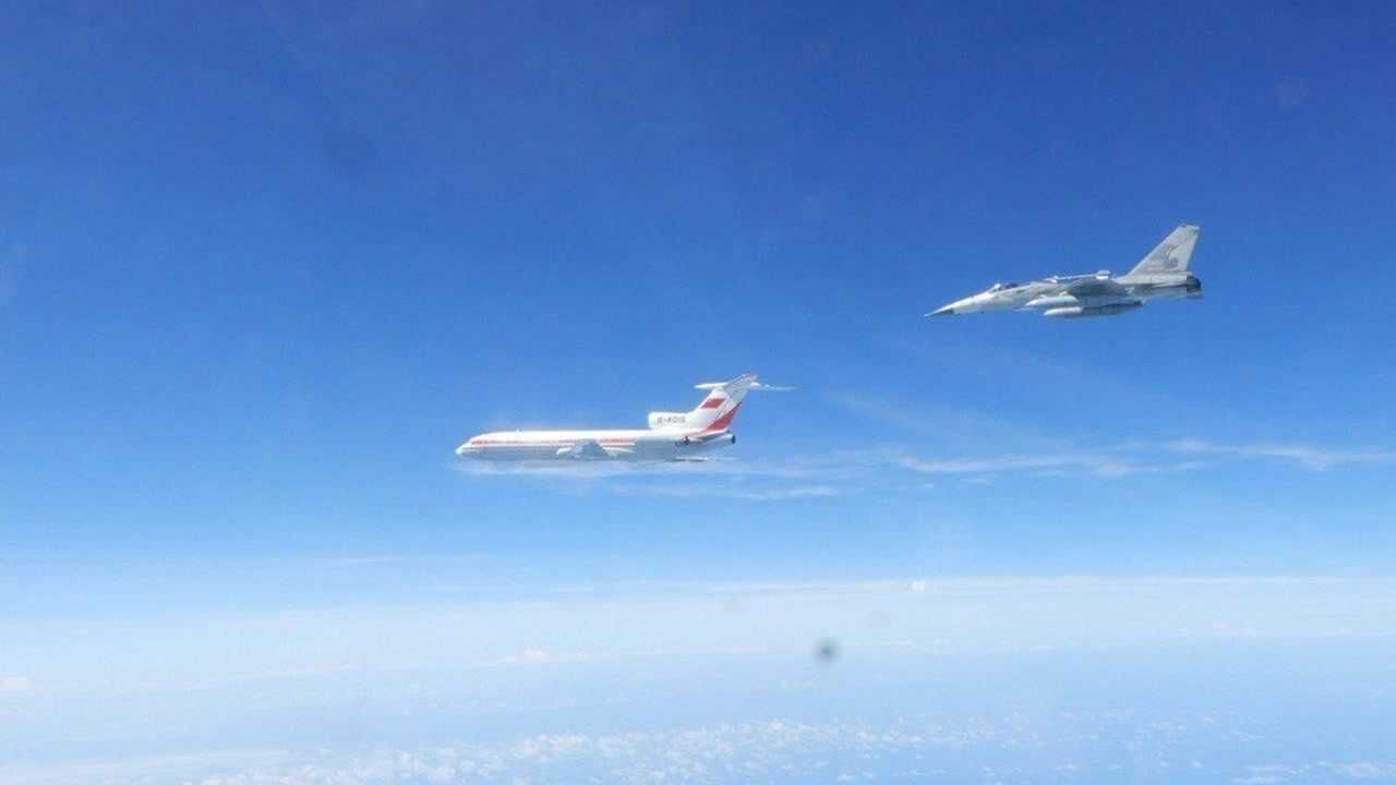 台媒解放军军机现身海峡上空绕飞整个台湾海峡