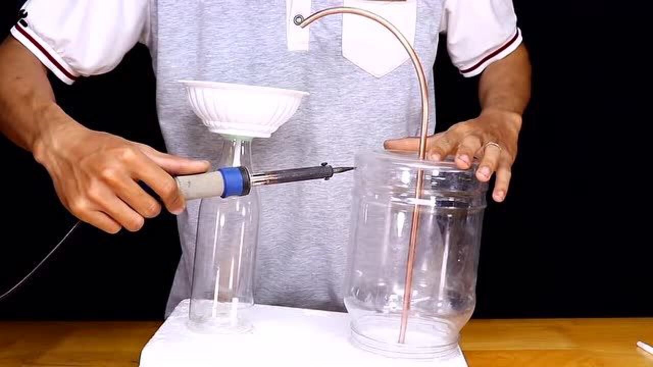 一位高智商的学生发明一款无水泵自动循环水鱼缸很有欣赏价值