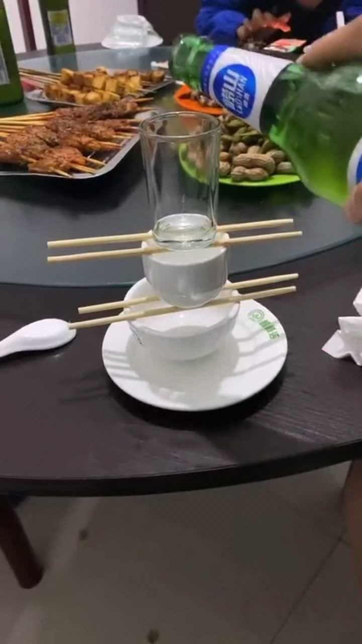 新型倒酒方法,保证满上,真是学到了