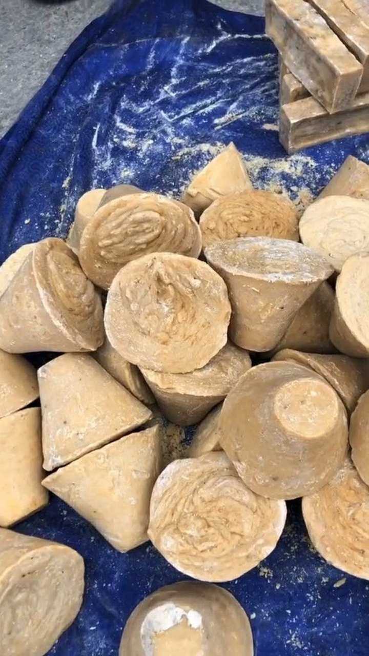 新疆土肥皂,用羊尾巴油做主原料,用起来不伤手