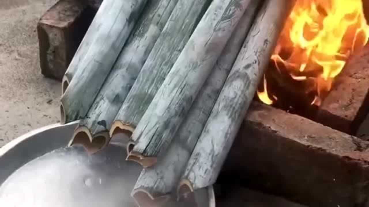 用火烤竹子,让它出水,这是什么操作呢
