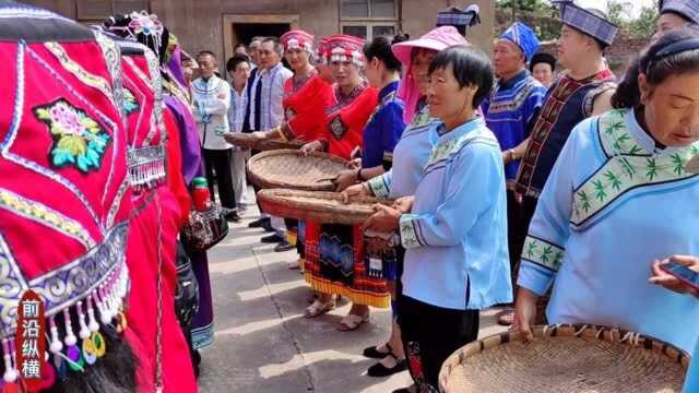 仡佬族吃新节,村民都穿上盛装载歌载舞,就连整个猪头都献上了