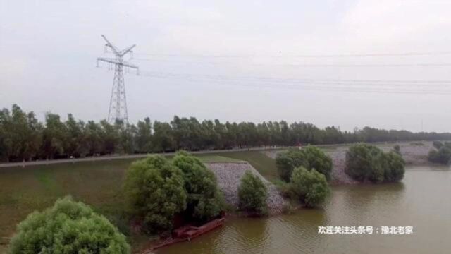 小浪底调水调沙后,黄河“曹岗险工”处的滩地变成一片水的世界