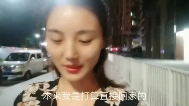 广东东莞:漂亮打工妹穿高跟鞋裙子散步,回头率太高了,发觉后越发尴尬