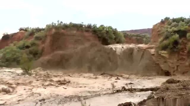 河流爆发洪水,没想到也是如此猛烈,河流充满着黄泥