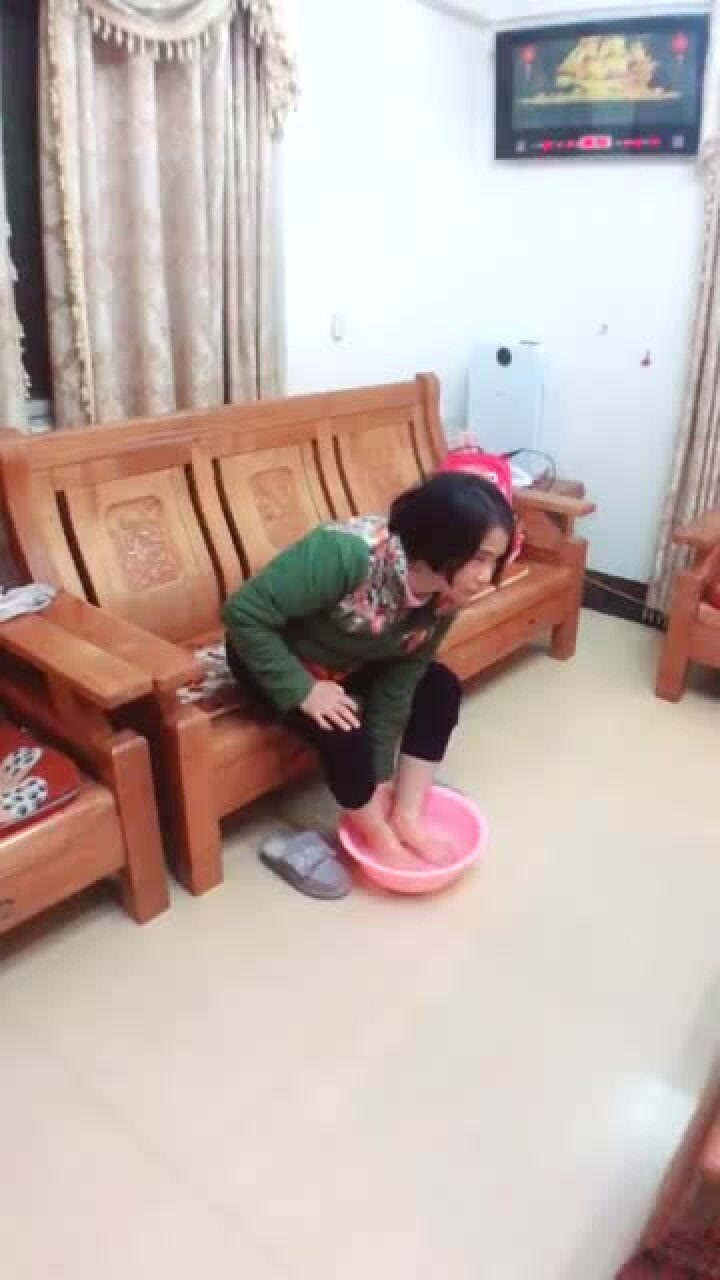 帮妈妈端了水洗脚把墨水倒进去她的脚全黑了