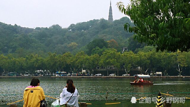 雨天的杭州西湖美景没想到这么美,坐在游船上更是壮观灿烂,真不错