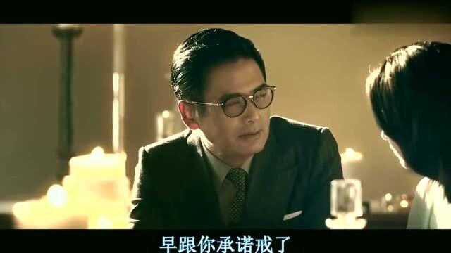 寒战2:今天是咏恩父亲的生日,简律师喝酒,和咏恩一起拜祭他