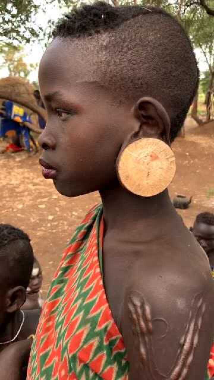 非洲唇盘部落耳洞比婴儿拳头还大这得多疼啊