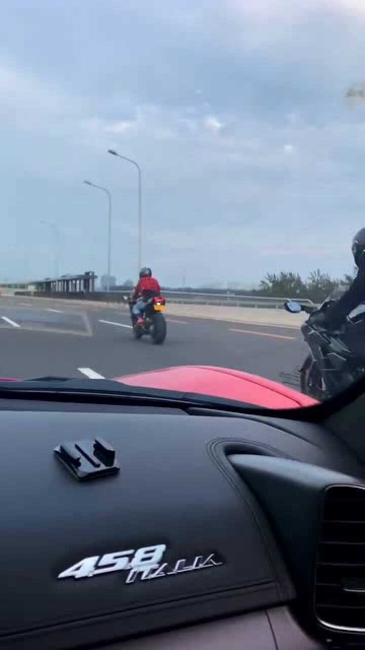路上无意拍到骑士弯腰那一刻你就已经输了