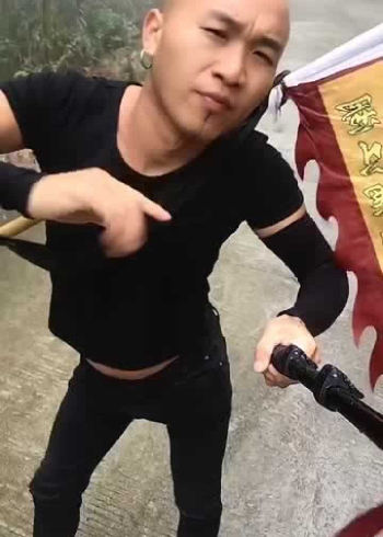 精神小伙的摇头姿势再次刷新我的三观