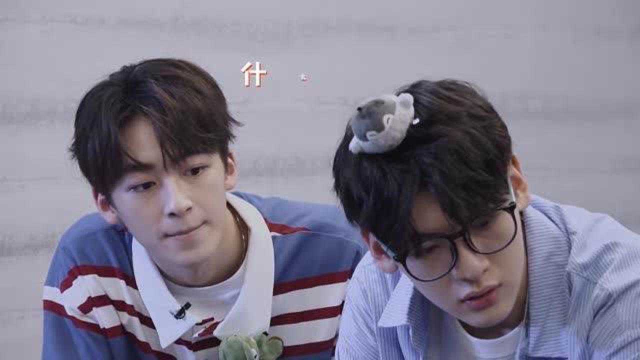 为了试探水温,姚琛整只手没入水中细品,翟潇闻调侃水温要上升三度!