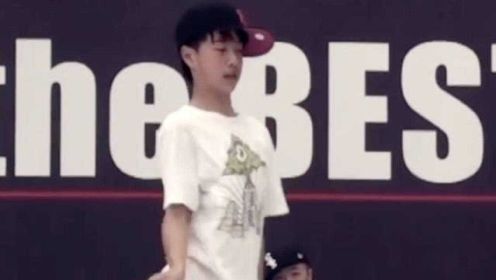 王一博13岁出道前视频曝光，因这个比赛被乐华高层看中进入娱乐圈！