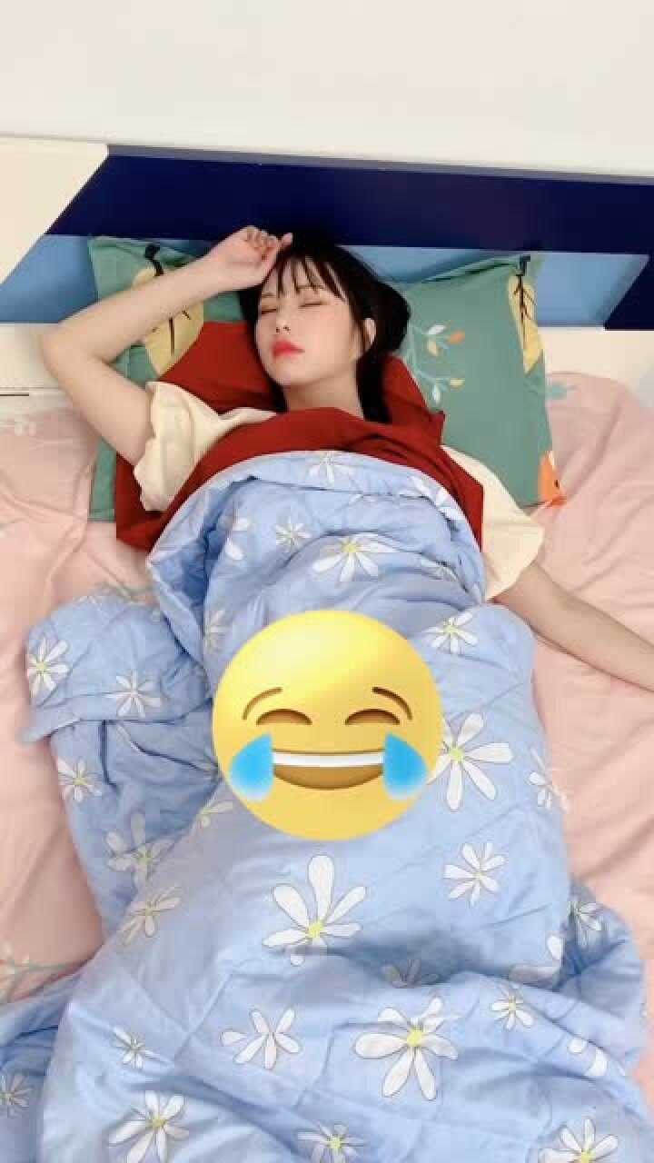 穿裙子睡觉的女生都是这样的姿势,太真实了,你不怕被打吗